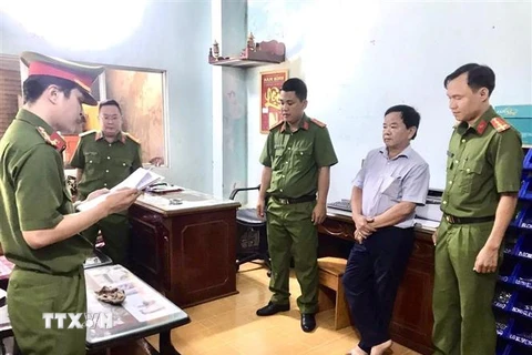 Bị can Nguyễn Văn Phương nghe đọc lệnh khám xét từ Cơ quan Cảnh sát điều tra, Công an tỉnh Cà Mau. (Ảnh: TTXVN phát)