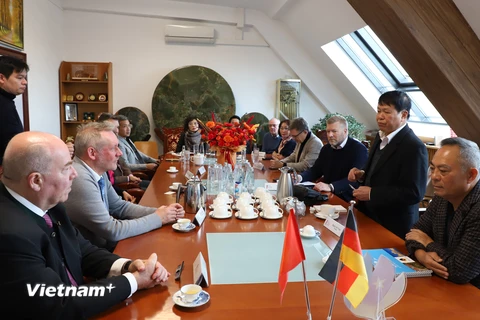 Đoàn Ban chấp hành Hội Đức - Việt thăm, làm việc với Trung tâm thương mại Đồng Xuân ở Berlin. (Ảnh: Mạnh Hùng/Vietnam+)