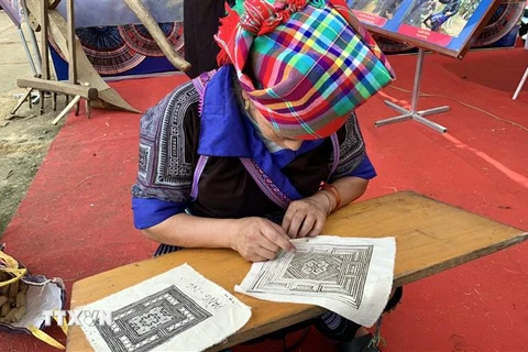 Nghệ thuật tạo hình hoa văn bằng sáp ong trên trang phục truyền thống của người Mông là một chuỗi các công đoạn được làm thủ công, tinh xảo. (Ảnh: Việt Dũng/TTXVN)