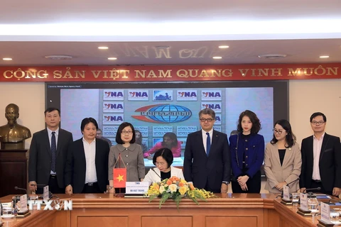 Tổng Giám đốc TTXVN Vũ Việt Trang ký thỏa thuận hợp tác.(Ảnh: Tuấn Anh/TTXVN)