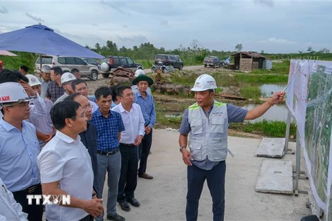Đại diện Ban Quản lý Dự án Mỹ Thuận, chủ đầu tư cao tốc Cần Thơ-Cà Mau báo cáo tình hình thi công dự án với Đoàn công tác Bộ Giao thông Vận tải. (Ảnh: Thanh Liêm/TTXVN)