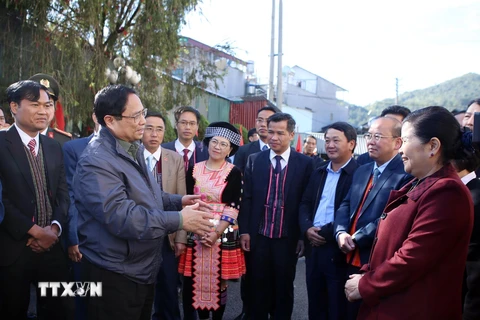 Thủ tướng Phạm Minh Chính trao đổi với lãnh đạo tỉnh Lai Châu và huyện Sìn Hồ. (Ảnh: Quý Trung/TTXVN)