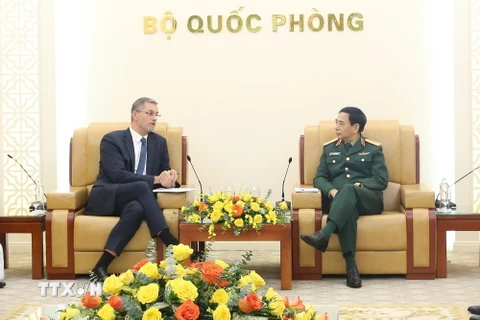 Đại tướng Phan Văn Giang tiếp Đại sứ Đặc mệnh Toàn quyền Cộng hoà Pháp Olivier Brochet. (Ảnh: Hồng Pha/TTXVN phát)