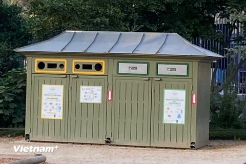 Một thùng phân loại rác tại thủ đô Paris, Pháp. (Nguồn: Vietnam+)