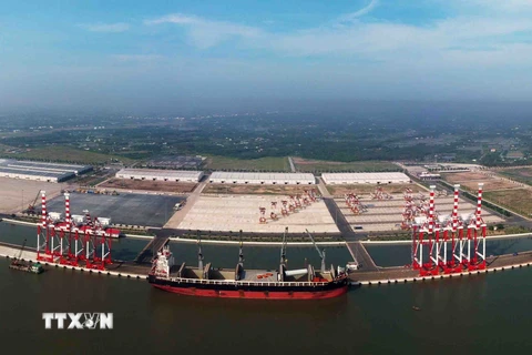 Cảng Quốc tế Long An (huyện Cần Giuộc, tỉnh Long An) có tổng mức đầu tư hơn 500 triệu USD với kho bãi rộng khoảng 1 triệu m2, đảm bảo tiếp nhận các mặt hàng siêu trường, siêu trọng thông qua cảng. (Ảnh: Vũ Sinh/TTXVN)