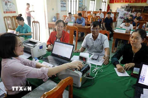 Một buổi giao dịch cho hộ nghèo, đối tượng chính sách vay vốn tại điểm giao dịch xã Vĩnh Ninh, huyện Quảng Ninh, tỉnh Quảng Bình. (Ảnh: Trần Việt/TTXVN)