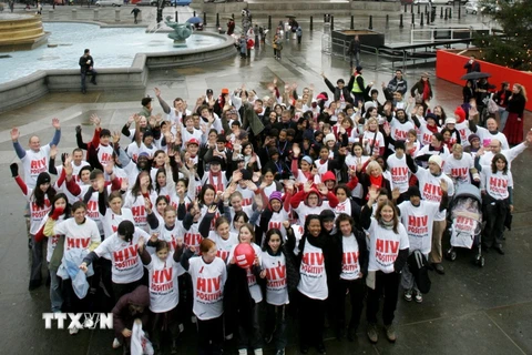 Các em học sinh tham gia cuộc tuần hành nhân ngày thế giới phòng chống AIDS (1/12) tại London, Anh. (Ảnh: AFP/TTXVN)