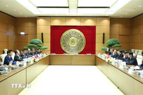 Tổng Thư ký Quốc hội, Chủ nhiệm Văn phòng Quốc hội Bùi Văn Cường tiếp Tổng Thư ký Quốc hội Campuchia Leng Peng Long. (Ảnh: Minh Đức/TTXVN)