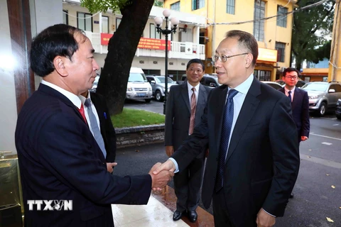 Thượng tướng Trần Quốc Tỏ, Thứ trưởng Bộ Công an (bên trái) đón Phó Tổng Thư ký Uỷ ban Chính pháp Trung ương Đảng Cộng sản Trung Quốc Dương Xuân Lôi. (Ảnh: Phạm Kiên/TTXVN)