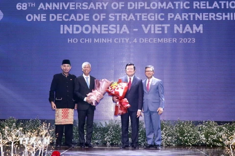 Phó Chủ tịch UBND Thành phố Hồ Chí Minh Võ Văn Hoan, nguyên Chủ tịch nước Trương Tấn Sang nhận hoa từ Đại sứ nước Cộng hòa Indonesia tại Việt Nam Denny Abdi và Tổng Lãnh sự Indonesia tại Thành phố Hồ Chí Minh Agustaviano Sofjan (ngoài cùng, bên phải). (Ảnh: Xuân Khu/TTXVN)