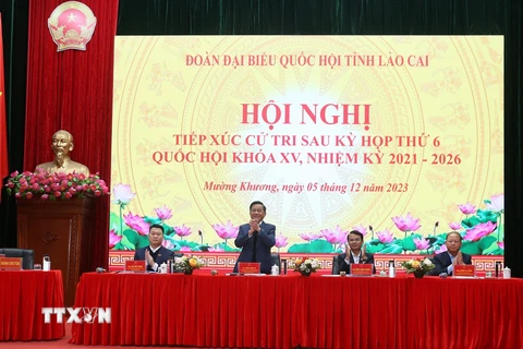 Đoàn Đại biểu Quốc hội tỉnh Lào Cai tiếp xúc cử tri tại huyện Mường Khương. (Ảnh: Quốc Khánh/TTXVN)