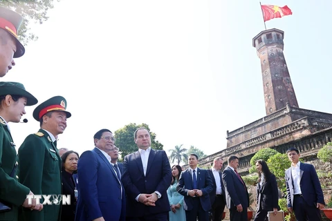 Thủ tướng Phạm Minh Chính và Thủ tướng Belarus Roman Golovchenko thăm Di tích Cột cờ Hà Nội. (Ảnh: Dương Giang/TTXVN)