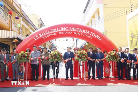 Chủ tịch Quốc hội Vương Đình Huệ và đại biểu cắt băng khai trương khu Vietnam Town. (Ảnh: Doãn Tấn/TTXVN)