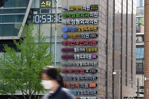 Biển hiệu của một trung tâm phẫu thuật thẩm mỹ tại Hàn Quốc. (Nguồn: Korea Times)