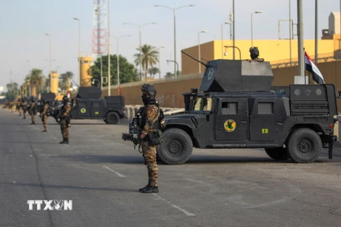 Lực lượng chống khủng bố Iraq gác bên ngoài Đại sứ quán Mỹ tại Baghdad. (Ảnh: AFP/TTXVN)