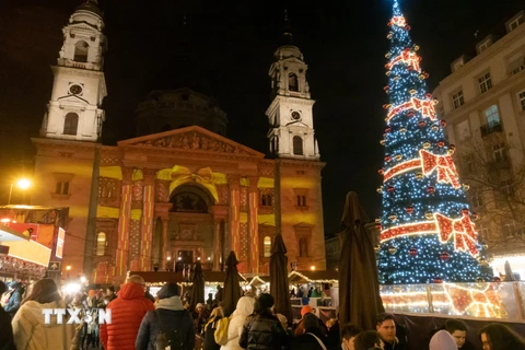 Đường phố được trang hoàng rực rỡ đón Giáng sinh tại Budapest, Hungary. (Ảnh: THX/ TTXVN)