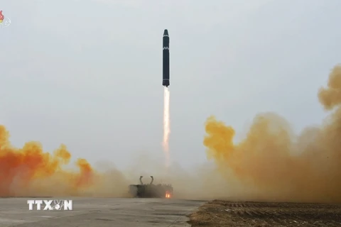 Một vụ phóng thử tên lửa đạn đạo liên lục địa Hwasong-15 của Triều Tiên ngày 18/2/2023. (Ảnh: YONHAP/TTXVN)