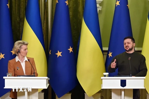 Tổng thống Ukraine Volodymyr Zelensky (phải) và Chủ tịch Ủy ban châu Âu (EC) Ursula von der Leyen tại cuộc họp báo ở Kiev, Ukraine, ngày 2/2/2023. (Ảnh: AFP/TTXVN)