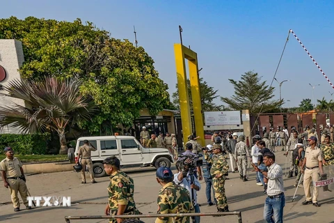 Cảnh sát được triển khai bên ngoài nhà máy sản xuất thuốc nổ ở Nagpur, bang Maharashtra, miền Trung Ấn Độ sau vụ nổ ngày 17/12/2023. (Ảnh: ANI/TTXVN)