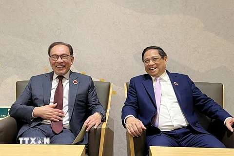 Thủ tướng Phạm Minh Chính gặp Thủ tướng Malaysia Anwar Ibrahim. (Ảnh: TTXVN phát)