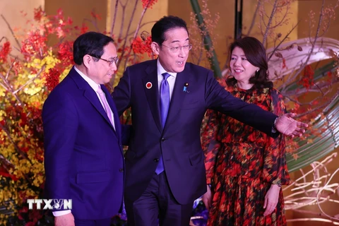 Thủ tướng Nhật Bản Kishida Fumio và Phu nhân đón Thủ tướng Phạm Minh Chính. (Ảnh: Dương Giang/TTXVN)