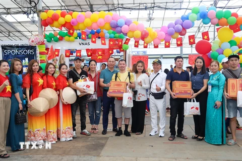 Ban Liên lạc Cộng đồng người Việt tại Singapore lần thứ 2 tham dự Lễ hội với gian hàng được trang trí đặc sắc. (Ảnh: Lê Dương/TTXVN)