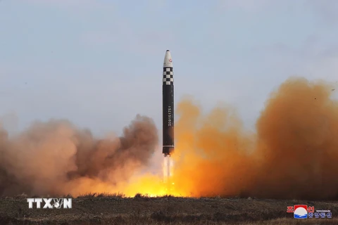 Vụ phóng tên lửa đạn đạo xuyên lục địa (ICBM) "Hwasong Gun 17" của Triều Tiên ngày 18/11/2022. (Ảnh: AFP/TTXVN)