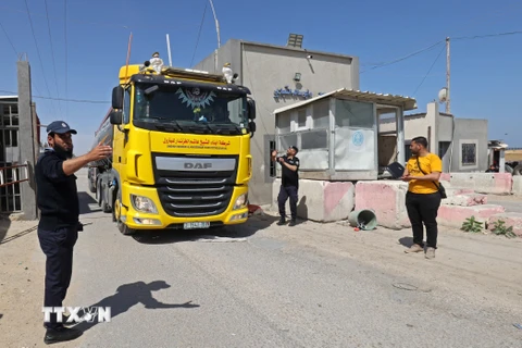 Xe tải đi qua cửa khẩu Kerem Shalom ở Rafah ngày 14/5/2023. (Ảnh: AFP/TTXVN)