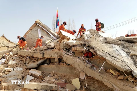 Hoạt động cứu hộ được tiến hành tại hiện trường động đất ở tỉnh Cam Túc, Trung Quốc ngày 19/12/2023. (Ảnh: THX/TTXVN)