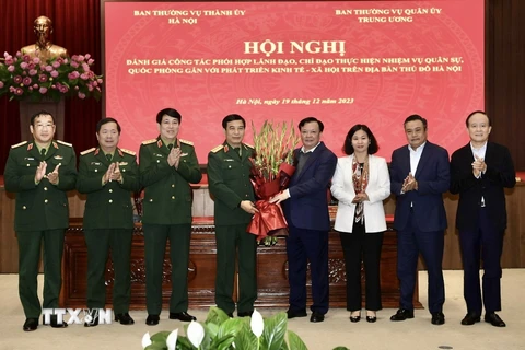 Lãnh đạo thành phố Hà Nội tặng hoa chúc mừng lãnh đạo Bộ Quốc phòng nhân 79 năm Ngày thành lập Quân đội Nhân dân Việt Nam (Ảnh: TTXVN phát)