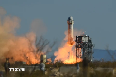 Tên lửa đẩy New Shepard của Blue Origin rời bệ phóng tại bãi phóng Launch Site One, gần thị trấn Van Horn, bang Texas, Mỹ, ngày 31/3/2022. (Ảnh: AFP/TTXVN)