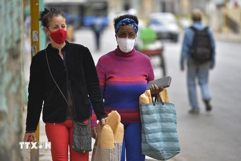 Người dân mua sắm tại Havana, Cuba ngày 2/2/2021. (Ảnh: AFP/TTXVN)