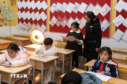 Các lớp học tại Trường Tiểu học Sa Pa được trang bị đèn sưởi để đảm bảo sức khỏe cho học sinh. (Ảnh: Quốc Khánh/TTXVN)