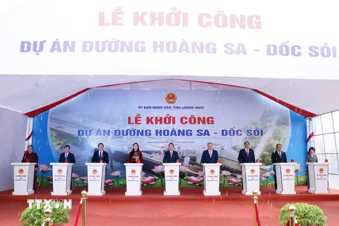 Chủ tịch nước Võ Văn Thưởng và đại biểu phát lệnh khởi công Dự án đường Hoàng Sa-Dốc Sỏi. (Ảnh: Thống Nhất/TTXVN)