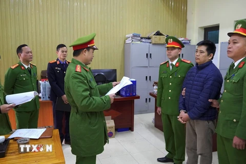 Cơ quan Công an thi hành lệnh bắt tạm giam bị can Nguyễn Văn Toản. (Ảnh: Cơ quan công an cung cấp)
