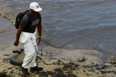 Tình nguyện viên tại hiện trường vụ tràn dầu ở bờ biển Puerto Cabello, Venezuela. (Nguồn: Jamaica Observer)
