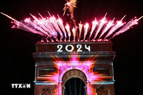 Trình diễn pháo hoa đón mừng Năm mới tại Paris, Pháp ngày 1/1/2024. Ảnh: AFP/TTXVN