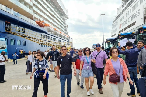 Khách du lịch tàu biển quốc tế nhập cảnh tại bến Cảng Tàu khách Quốc tế Hạ Long ngày 1/1/2024. (Ảnh: TTXVN phát)