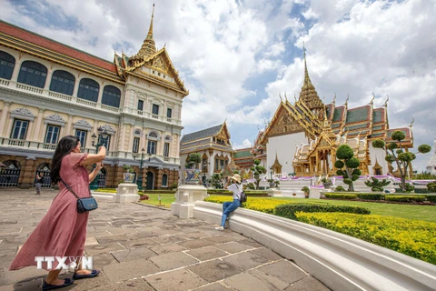 Khách du lịch tham quan Cung điện Hoàng gia Thái Lan ở thủ đô Bangkok. (Ảnh: THX/TTXVN)