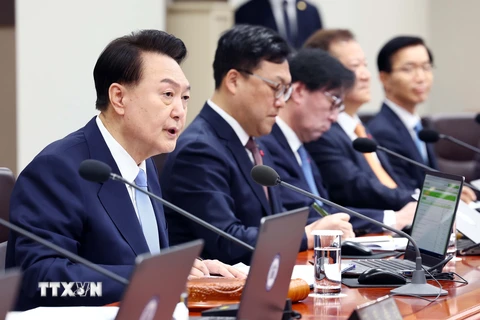 Tổng thống Hàn Quốc Yoon Suk Yeol (trái) phát biểu trong cuộc họp nội các ở Seoul, ngày 19/12/2023. (Ảnh: Yonhap/TTXVN)