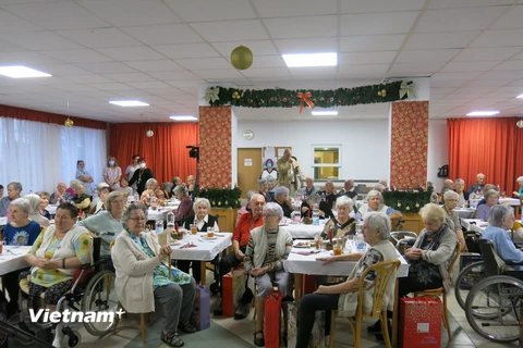 Tặng quà cho gần 140 người già thuộc Nhà dưỡng lão Cầu Vồng (Quận 10, Budapest). (Ảnh: Hoàng Linh/Vietnam+)