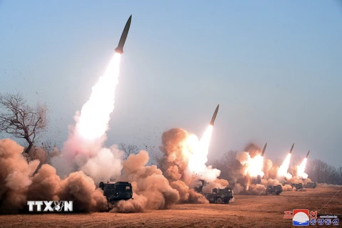 Đơn vị pháo binh Hwasong của Quân đội Nhân dân Triều Tiên tiến hành tập trận tấn công ngày 9/3/2023. (Ảnh: AFP/TTXVN)