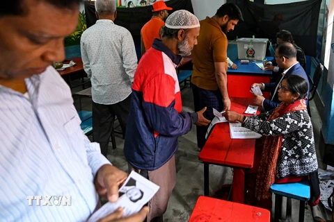Cử tri tại một điểm bỏ phiếu trong cuộc tổng tuyển cử ở Dhaka, Bangladesh, ngày 7/1/2024. (Ảnh: AFP/TTXVN)