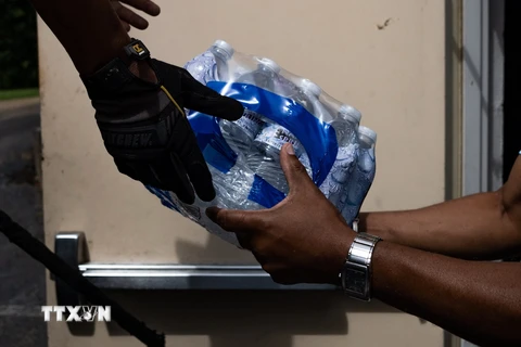 Vận chuyển nước đóng chai tại Jackson, Mississippi, Mỹ, ngày 24/3/2022. (Ảnh: AFP/TTXVN)
