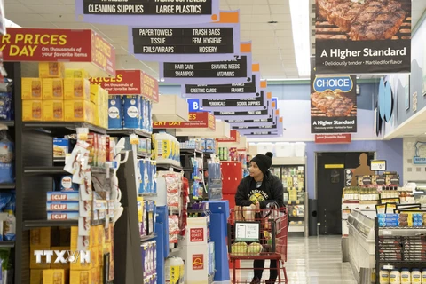 Người tiêu dùng mua hàng trong siêu thị tại Millbrae, California, Mỹ ngày 14/3/2023. (Ảnh: THX/TTXVN)