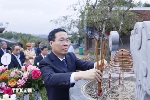 Chủ tịch nước Võ Văn Thưởng dâng hương tại Đền Chung Sơn - Đền thờ gia tiên Bác Hồ. (Ảnh: Thống Nhất/TTXVN)