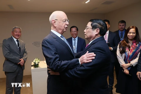 Thủ tướng Phạm Minh Chính gặp Giáo sư Klaus Schwab, Người sáng lập kiêm Chủ tịch Điều hành Diễn đàn Kinh tế Thế giới. (Ảnh: Dương Giang/TTXVN)