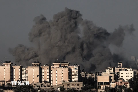 Khói bốc lên sau vụ không kích của Israel xuống thành phố Khan Yunis, Dải Gaza ngày 15/1/2024. (Ảnh: AFP/TTXVN)