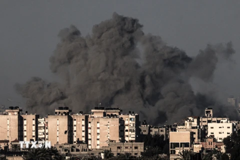 Khói bốc lên sau vụ không kích của Israel xuống thành phố Khan Yunis, Dải Gaza ngày 15/1/2024. Ảnh: AFP/TTXVN