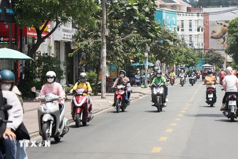 Người dân lưu thông bằng xe gắn máy trên đường Hoàng Diệu, thành phố Thủ Đức. (Ảnh: Hồng Đạt/TTXVN)